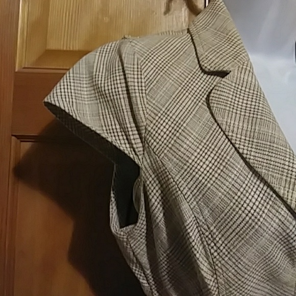 Guess - Picture 3 of 4